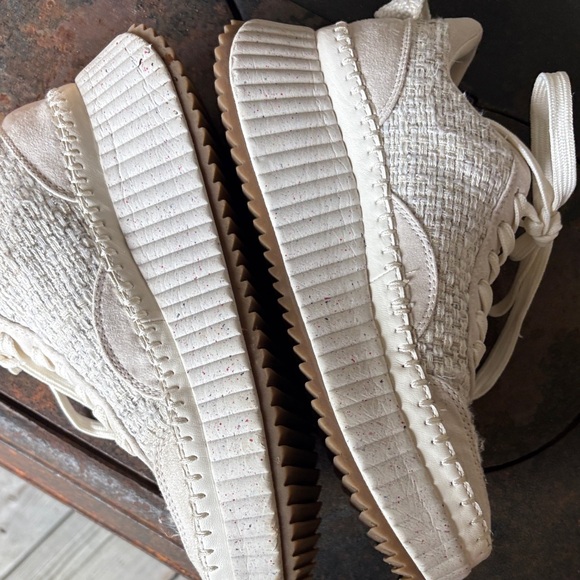 Universal Thread Cream Textured Sneakers - Picture 5 of 7